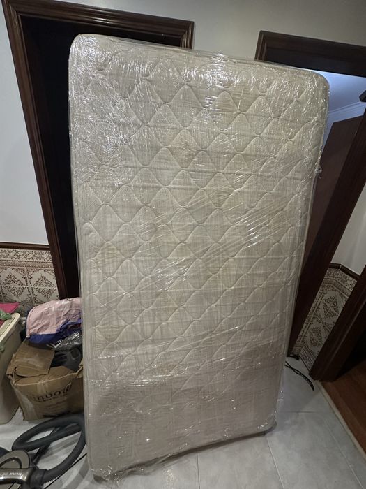 Estrado e colchao de cama (corpo e meio)