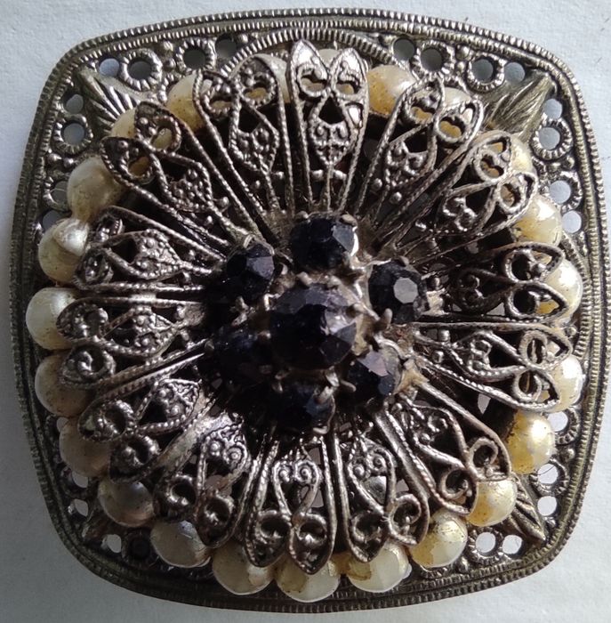 Вінтажна брошка з чорним камінням