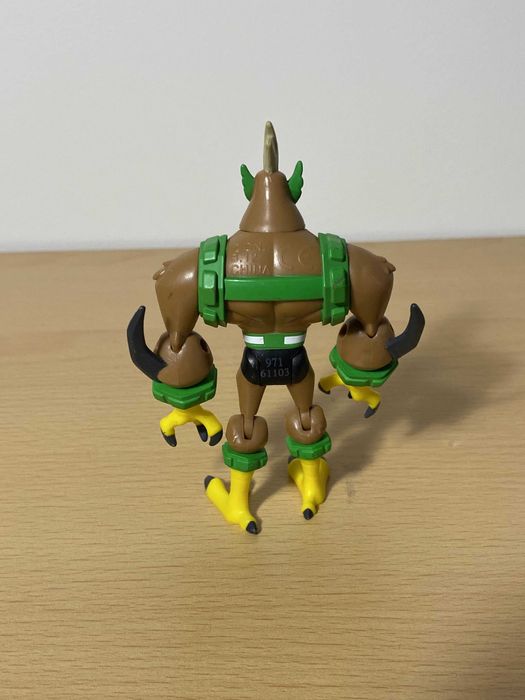 Ben 10 Omniverse Kickin Hawk Bandai