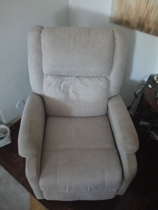 Cadeirão em tecido elétrico.