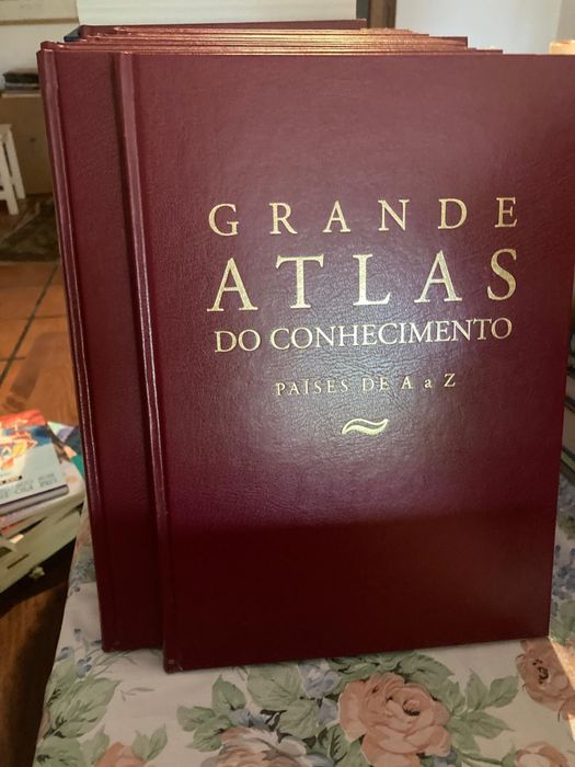 Coleção "Grande Atlas do Conhecimento" – Lote Completo 24 Volumes (Capa Dura Bordô)