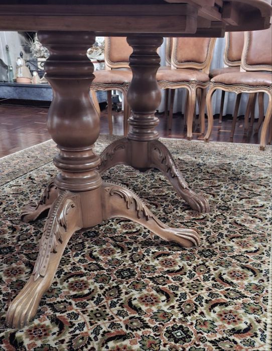 Mesa e cadeiras de sala de jantar em madeira