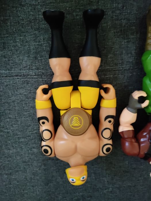 Relógio madeira bom estado e bonecos