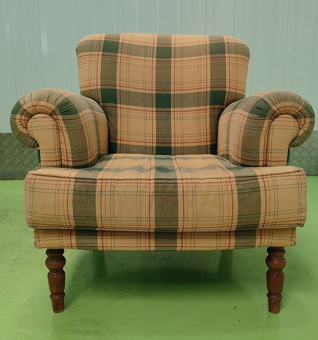Cadeirão Poltrona Clássica / Maple Vintage Estofado em Xadrez – Ótimo Estado.