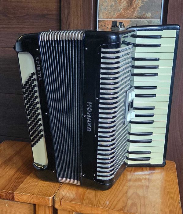 Hohner ARIETTA 72 basy głośny i super grający.