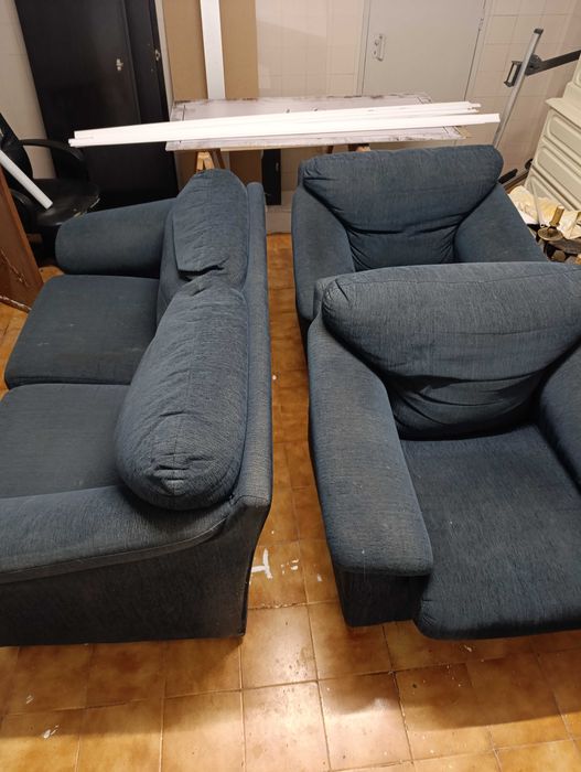 Um sofá e dois cadeirões