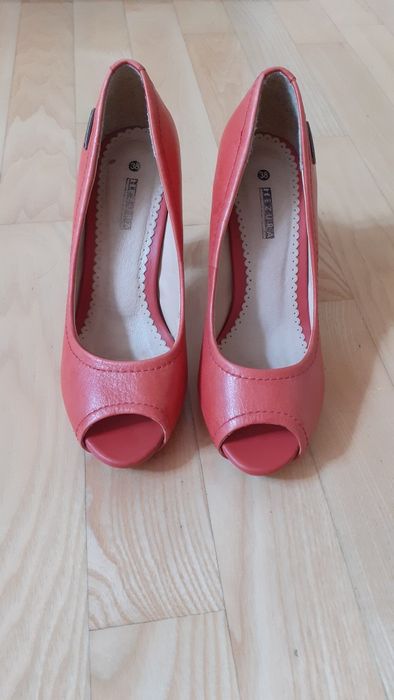 Buty letnie na słupku rozm.38