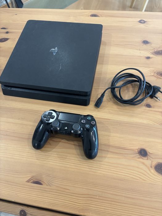 Ps 4 1Tb + comando+ 3jogos