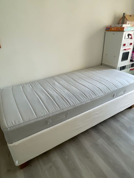Cama 90x200 + colchão  ikea solteiro