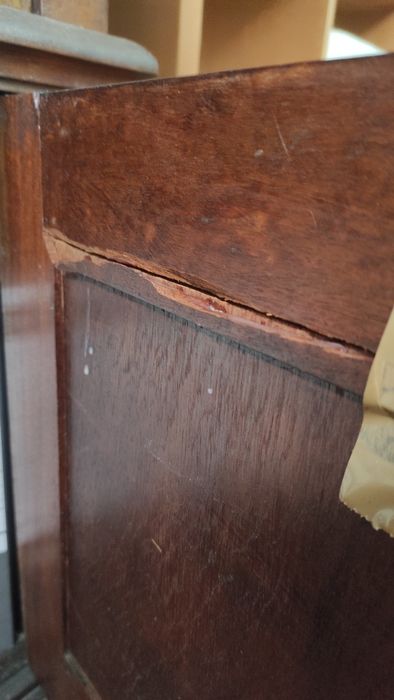 Armário antigo em madeira