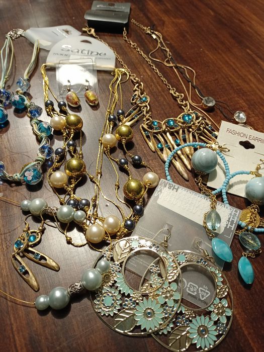 Zestaw biżuterii , odcienie błękitów i złota , naszyjniki