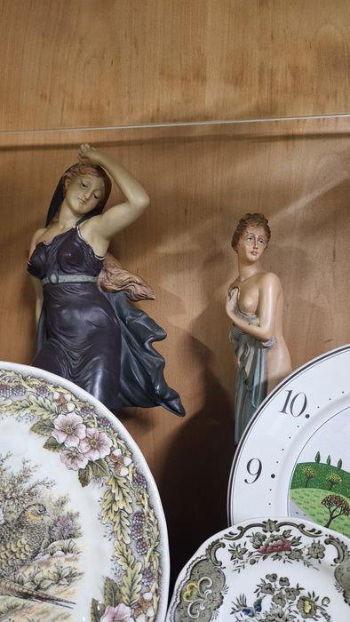 Armário e todo recheio. Peças muito antigas