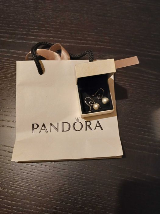 Brincos Pandora com pedente