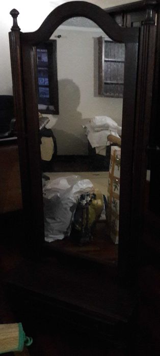 Espelho de pé antigo em madeira – Elegância e funcionalidade64751566277249124