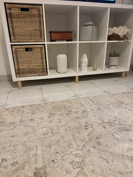 Estante Kallax Ikea branca 8 cubos e pés em madeira