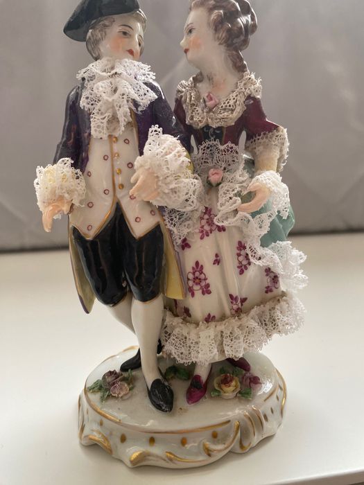 Антикварная фарфоровая статуэтка с кружевом

Германия, конец XIX века