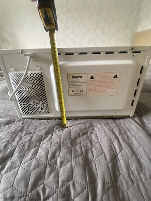 Мікрохвильова піч SANYO, в робочому стані