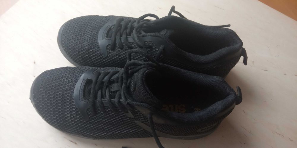 Спецобувь с металлическими вставками.