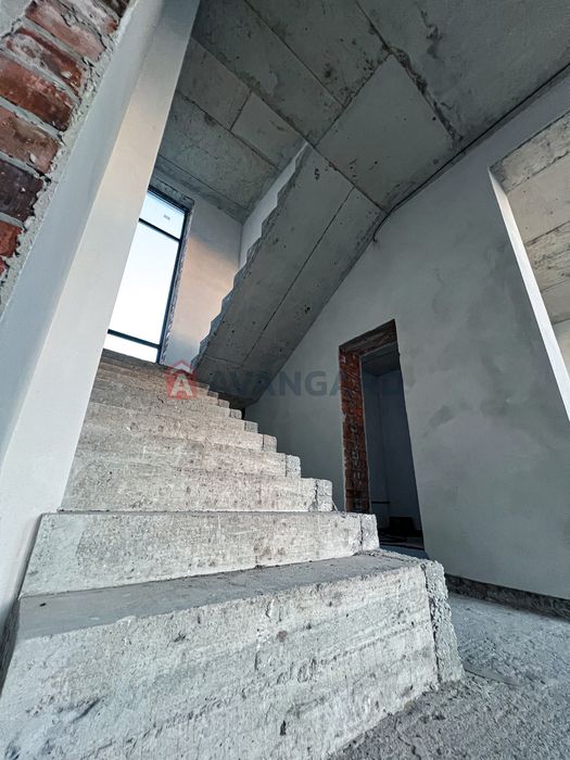 Сучасний преміальний будинок у містечку City Park (Villa Riviera)