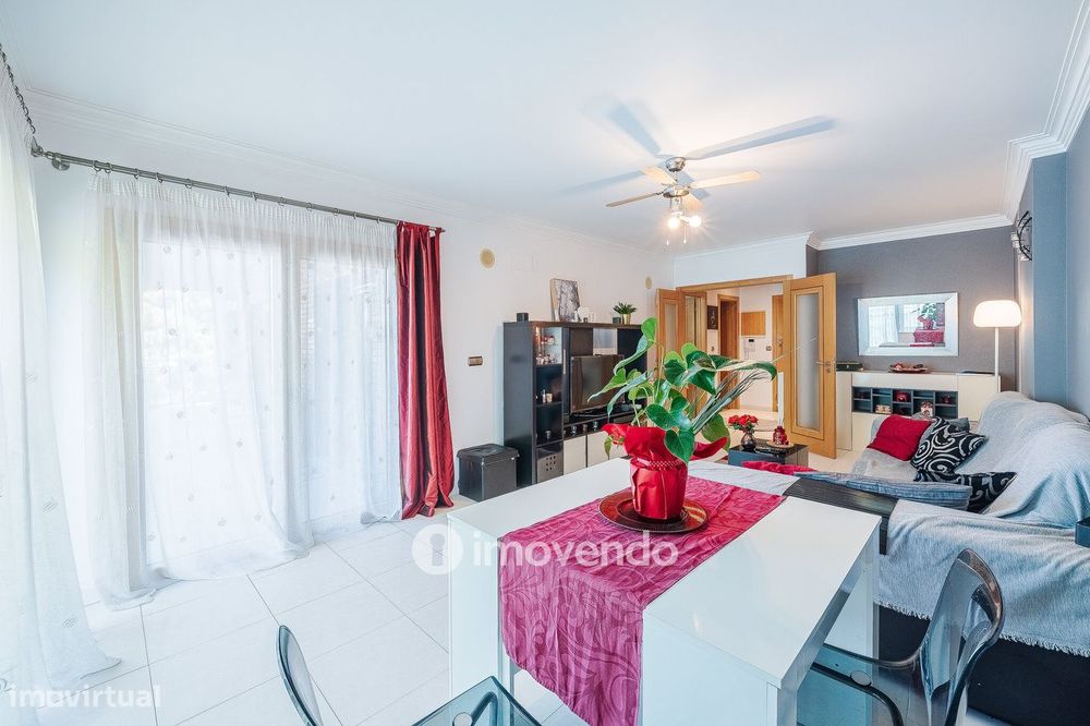 Apartamento T2 moderno, com garagem e varanda enorme, na Malvarosa