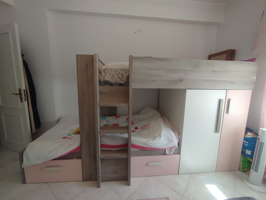 Beliche rosa cinzento e branco com roupeiro