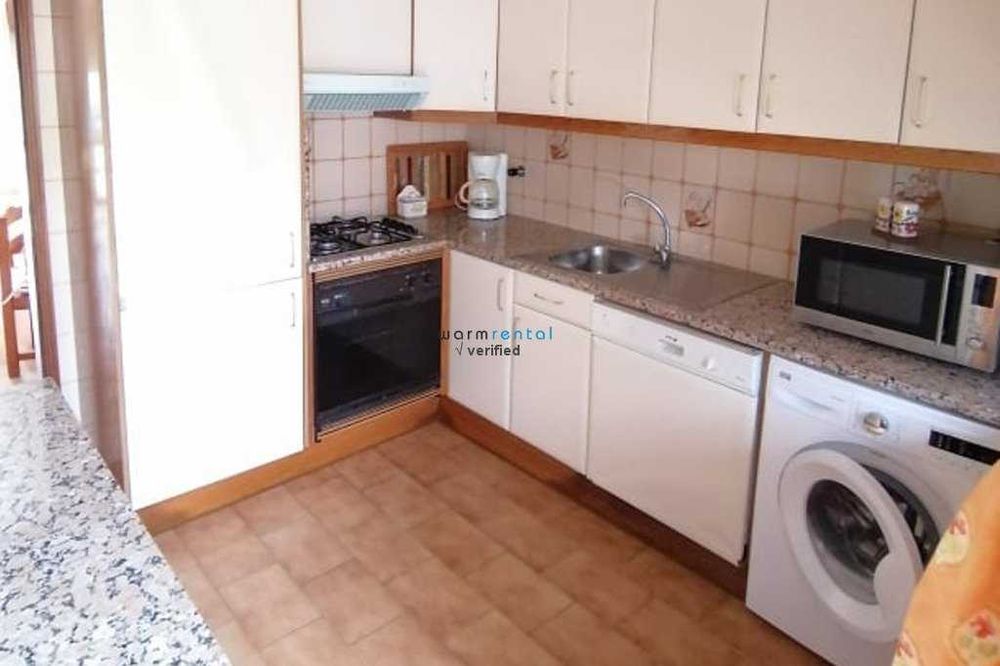 Arrenda-se T2 com piscina de 01 Outubro a 31 de Maaio 2027.
