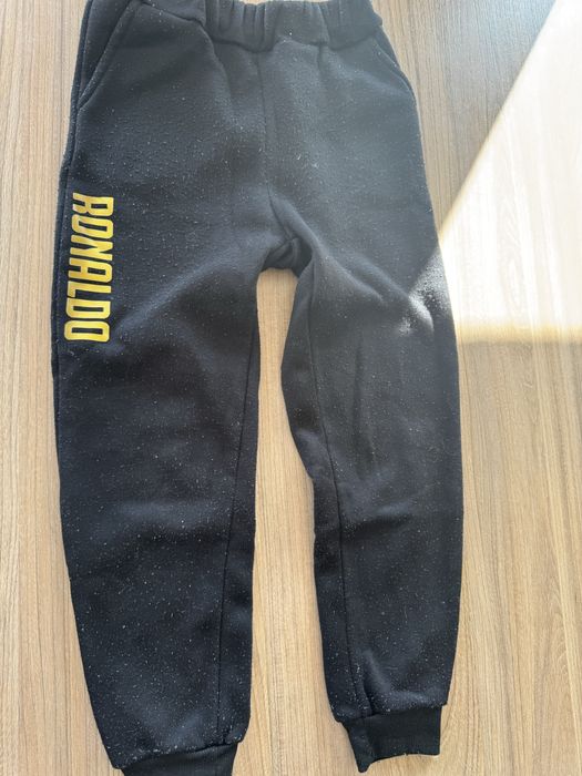 Czarne dresowe spodnie Ronaldo 134