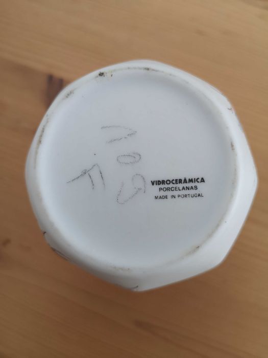 Jarra decorativa em porcelana com flores