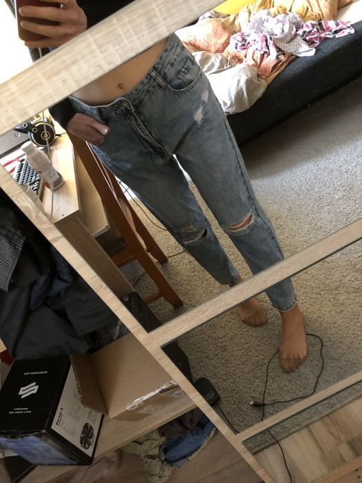 Jeansy boyfriendy z przetarciami dziurami