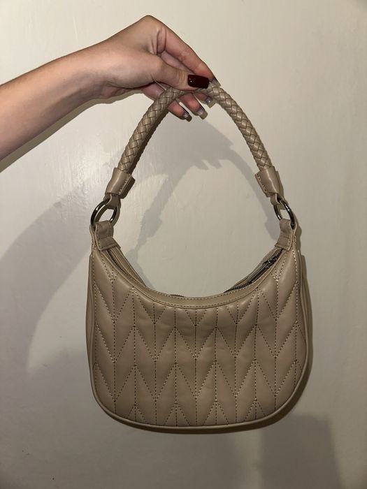 Сумка у трендовому бежевому кольорі