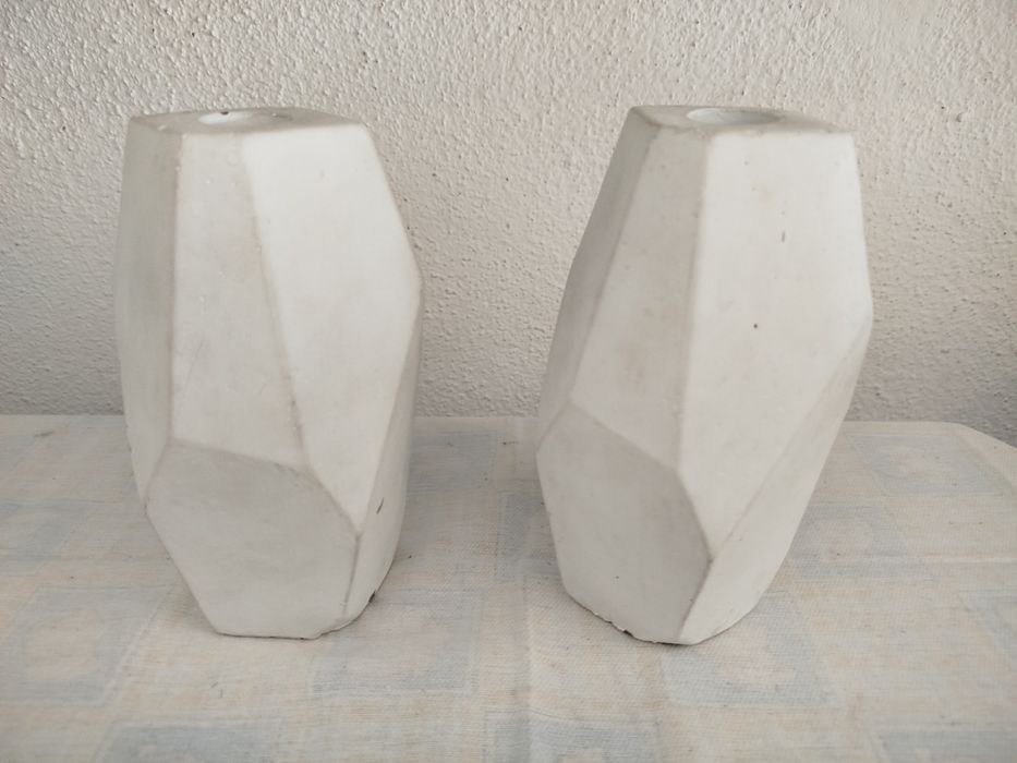 Dois Castiçais brancos