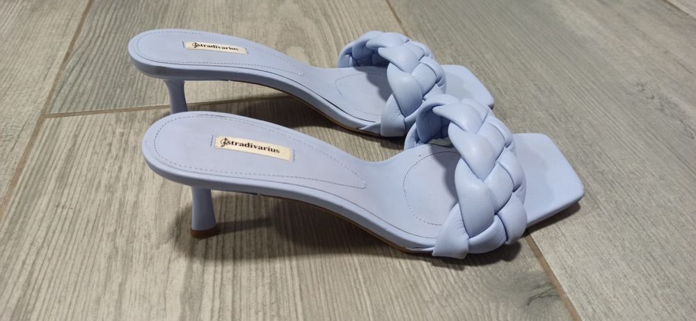 Klapki poszukiwane Stradivarius