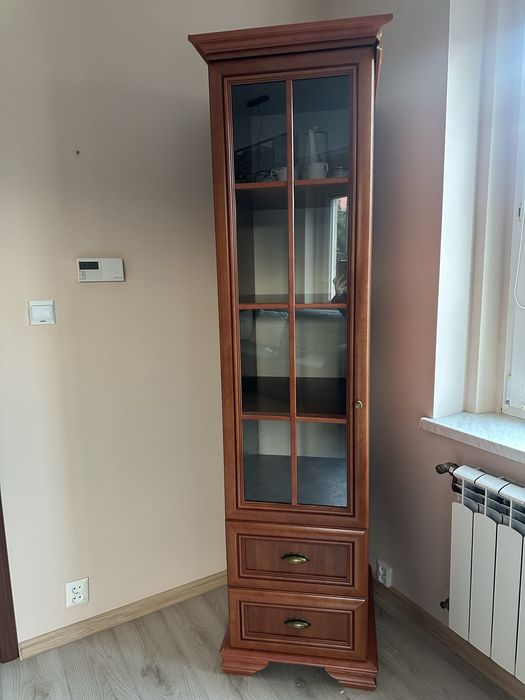 Sorzedam szafke z zastawa