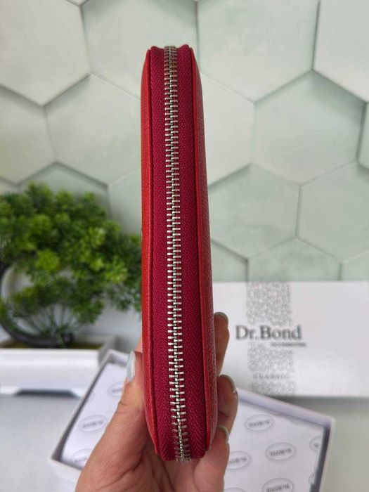 червоний шкіряний гаманець на замку