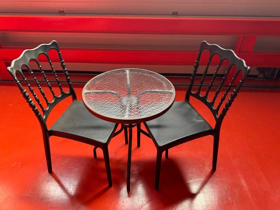 Mesa de bar redonda Ø60cm com tampo em vidro e duas cadeiras