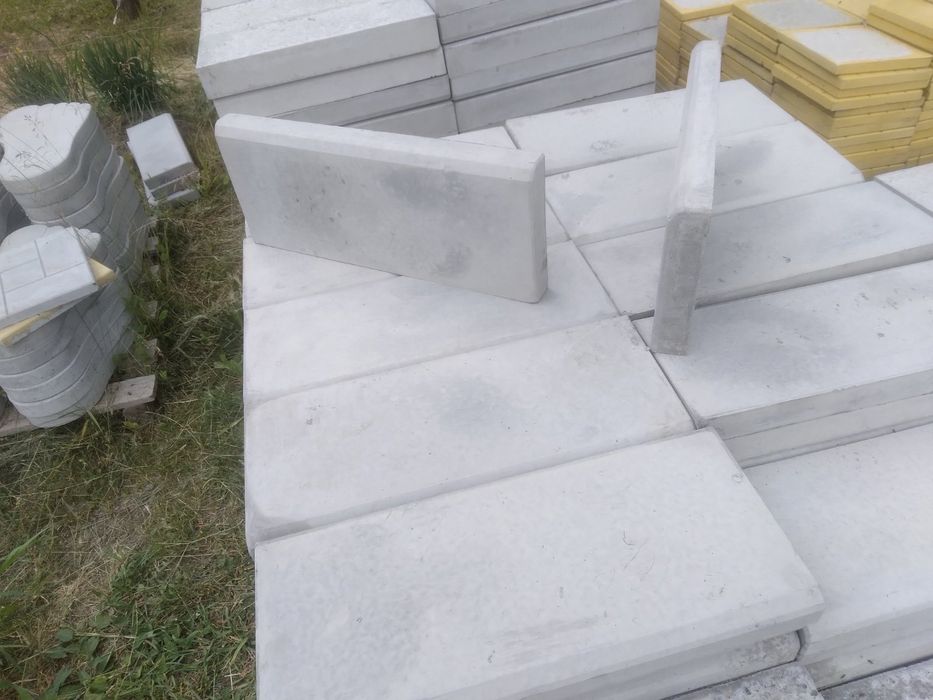 Плитка тротуарная бетонная квадрат, водослив, бордюр, следы великана.