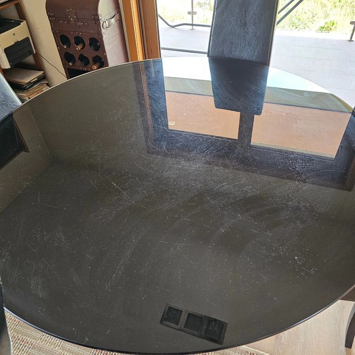 Mesa de Jantar em Vidro e 6 Cadeiras em Pele