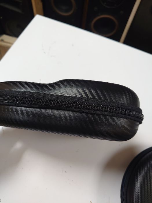 Жёсткий высококачественный плоский чехол для наушников.