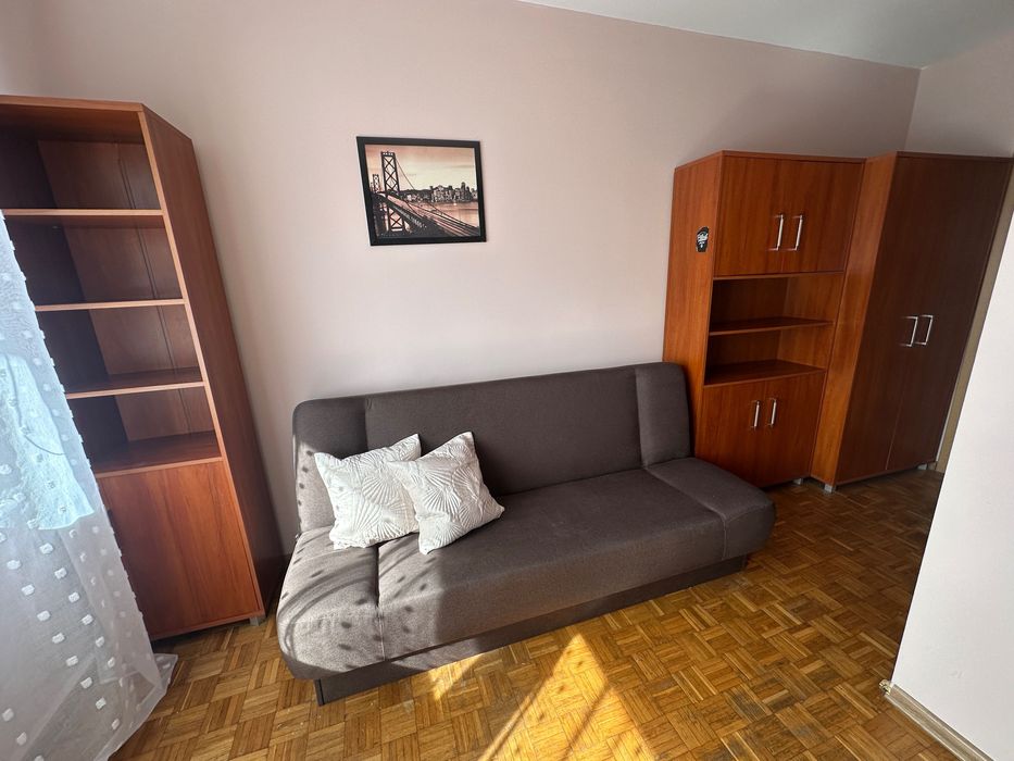 Jednoosobowy pokój z balkonem dla młodej osoby