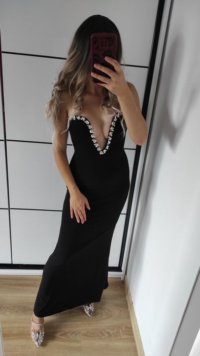 Wieczorowa sukienka z ozdobną górą