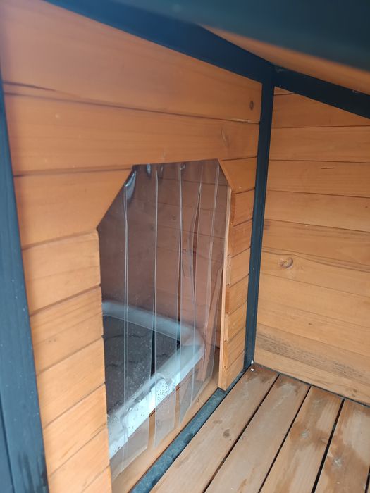 Casota de cão de madeira