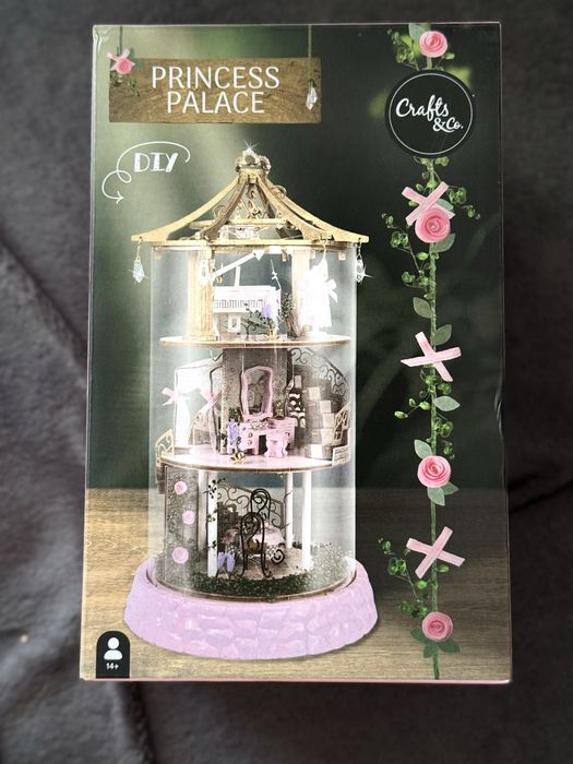 Miniatiurowy  domek  DIY 3D różowy plac  KSIĘŻNICZKI LED