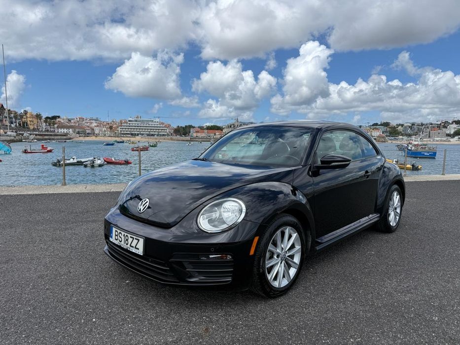 Volkswagen Beetle 2.0 gasolina, em bom estado geral.
