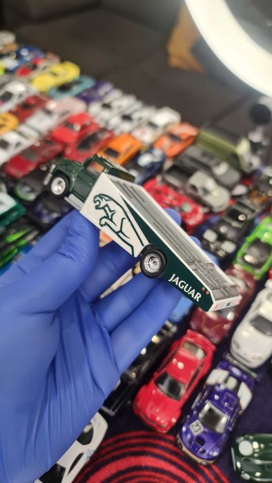 Hot WHEELS TEAM Transport - Jaguar Pack