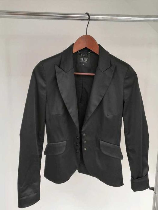 Czarna elegancka satynowa marynarka SIMPLE studniówka święta sylwester