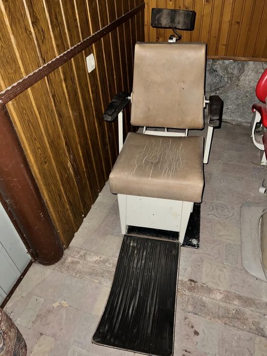 Ретро стоматологічне крісло в робочому стані без перетяжки...