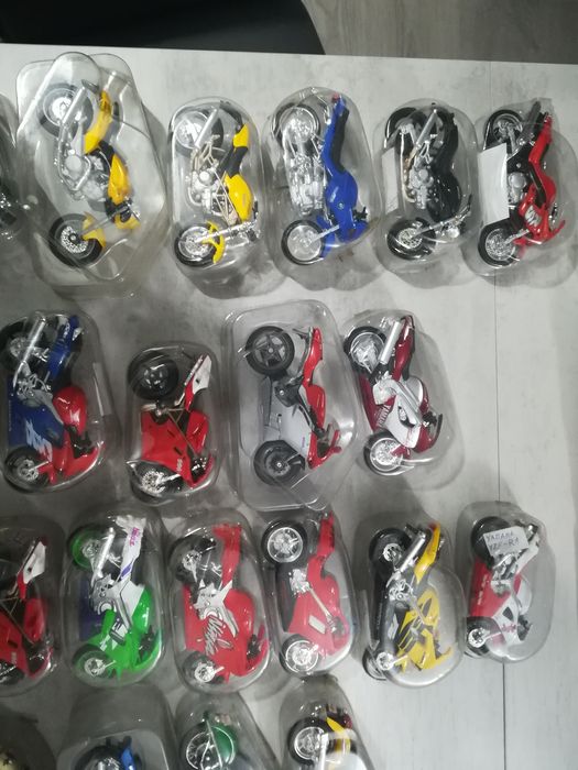 Motas miniaturas de várias marcas e modelos