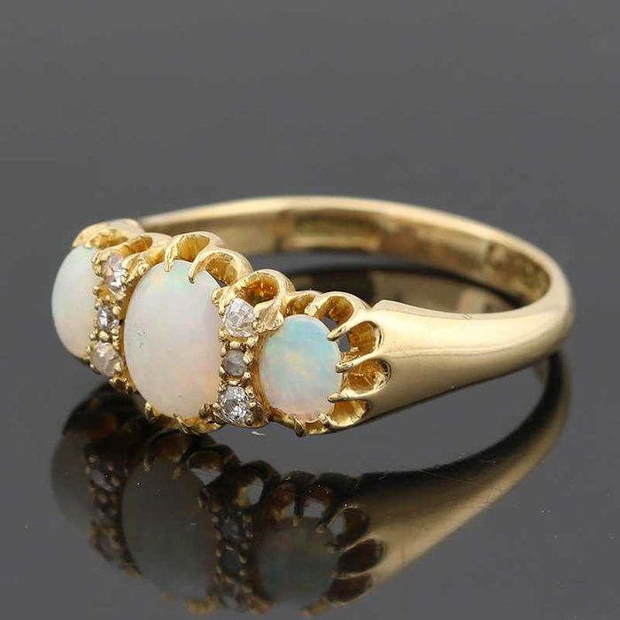 Złoty pierścionek z trzema opalami i diamentami szykowny 18K