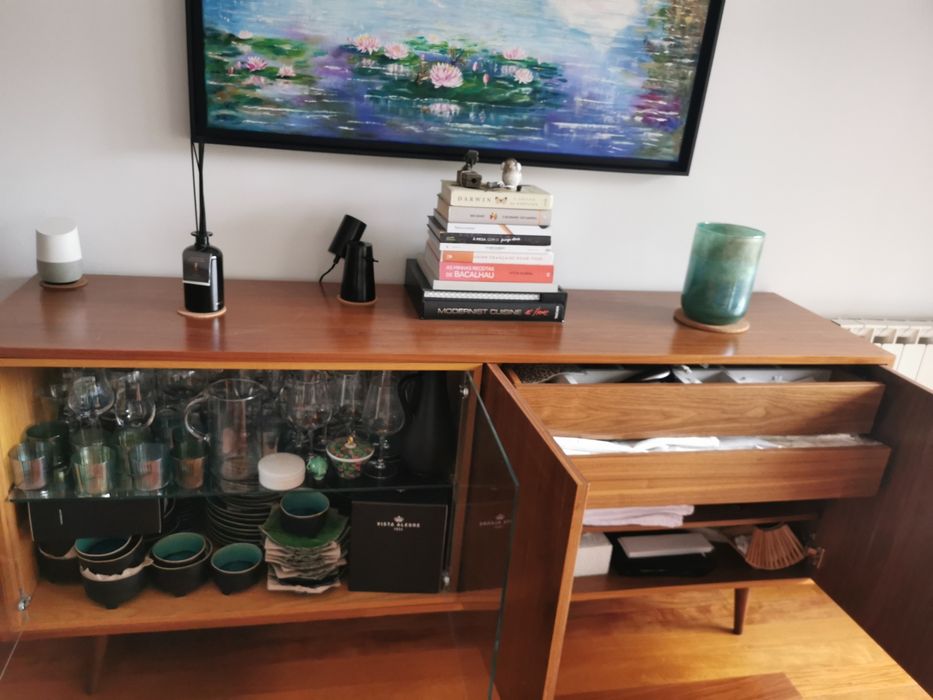 Aparador em nogueira com led