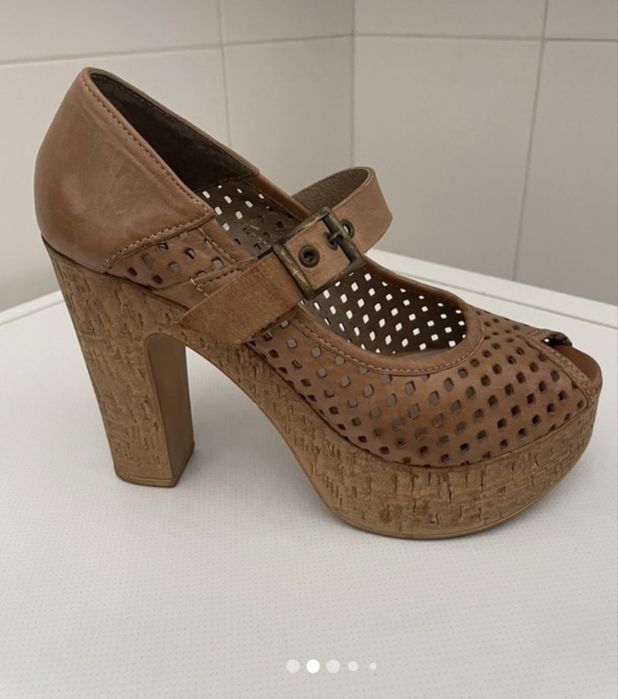 Sapato camel com fivela